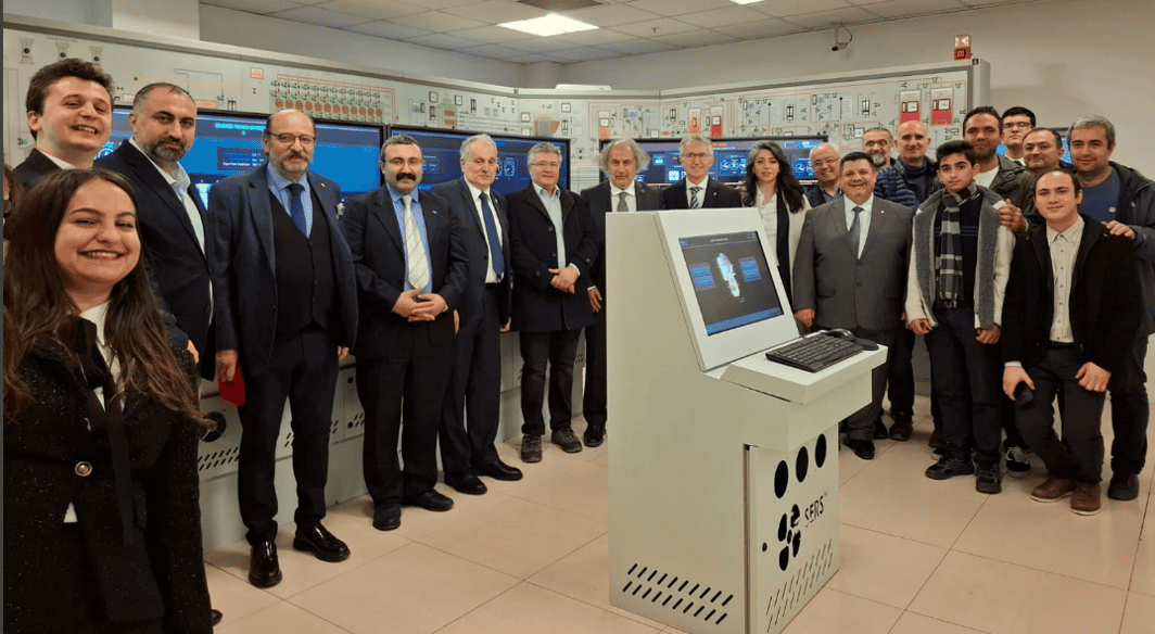 İTÜDF Gemi Makineleri İşletme Mühendisliği Bölümü, GDS Mühendislik ARGE San. Tic. Ltd. Şti. iş birliğiyle geliştirdiği Tam Kapsamlı Makine Dairesi Simülatörü ile sektörde fark yaratıyor. SERS™™Team uzmanlığıyla sunulan simülatör, STCW 2020 ve IMO Model Kursu 2.07 standartlarında Gemi Makine Dairesi Mühendis Eğitimi veriyor. SIRE 2.0 Eğitimleri, Takım Yönetimi Eğitimleri ve Engine Room Resource Management (ERM) Eğitimi ile donatılan müfredat, dijital dönüşüm ve analitik düşünme becerilerini geliştiriyor. İTÜDF, denizcilik sektörünün geleceğine yön veren mühendisler yetiştirmek için IMO STCW gerekliliklerini karşılayan en güncel eğitimleri sunuyor. İTÜDF Gemi Makineleri İşletme Mühendisliği Bölümü, GDS Mühendislik ARGE San. Tic. Ltd. Şti. iş birliğiyle geliştirdiği Tam Kapsamlı Makine Dairesi Simülatörü ile sektörde fark yaratıyor. SERS™™Team uzmanlığıyla sunulan simülatör, STCW 2020 ve IMO Model Kursu 2.07 standartlarında Gemi Makine Dairesi Mühendis Eğitimi veriyor. SIRE 2.0 Eğitimleri, Takım Yönetimi Eğitimleri ve Engine Room Resource Management (ERM) Eğitimi ile donatılan müfredat, dijital dönüşüm ve analitik düşünme becerilerini geliştiriyor. İTÜDF, denizcilik sektörünün geleceğine yön veren mühendisler yetiştirmek için IMO STCW gerekliliklerini karşılayan en güncel eğitimleri sunuyor.